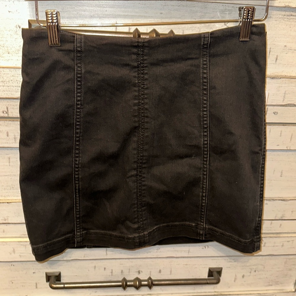 Free people black Jean skirt size 6, new never worn